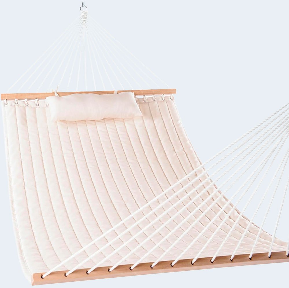 Hamaca acolchada color beige con almohada integrada y barras de madera.