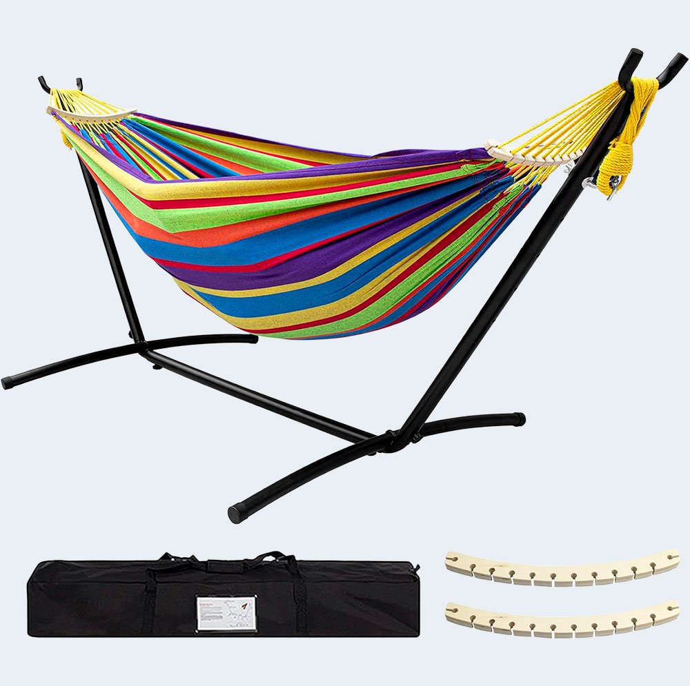 Hamaca multicolor con soporte metálico negro, barras de madera y bolsa de transporte.