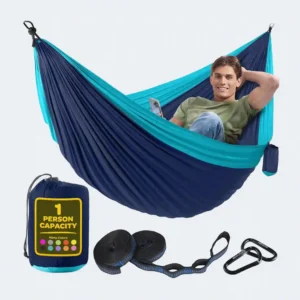 Hamaca portátil de nailon marino y azul celeste, con una persona relajándose en su interior, acompañada de su bolsa de transporte, correas de sujeción y mosquetones.