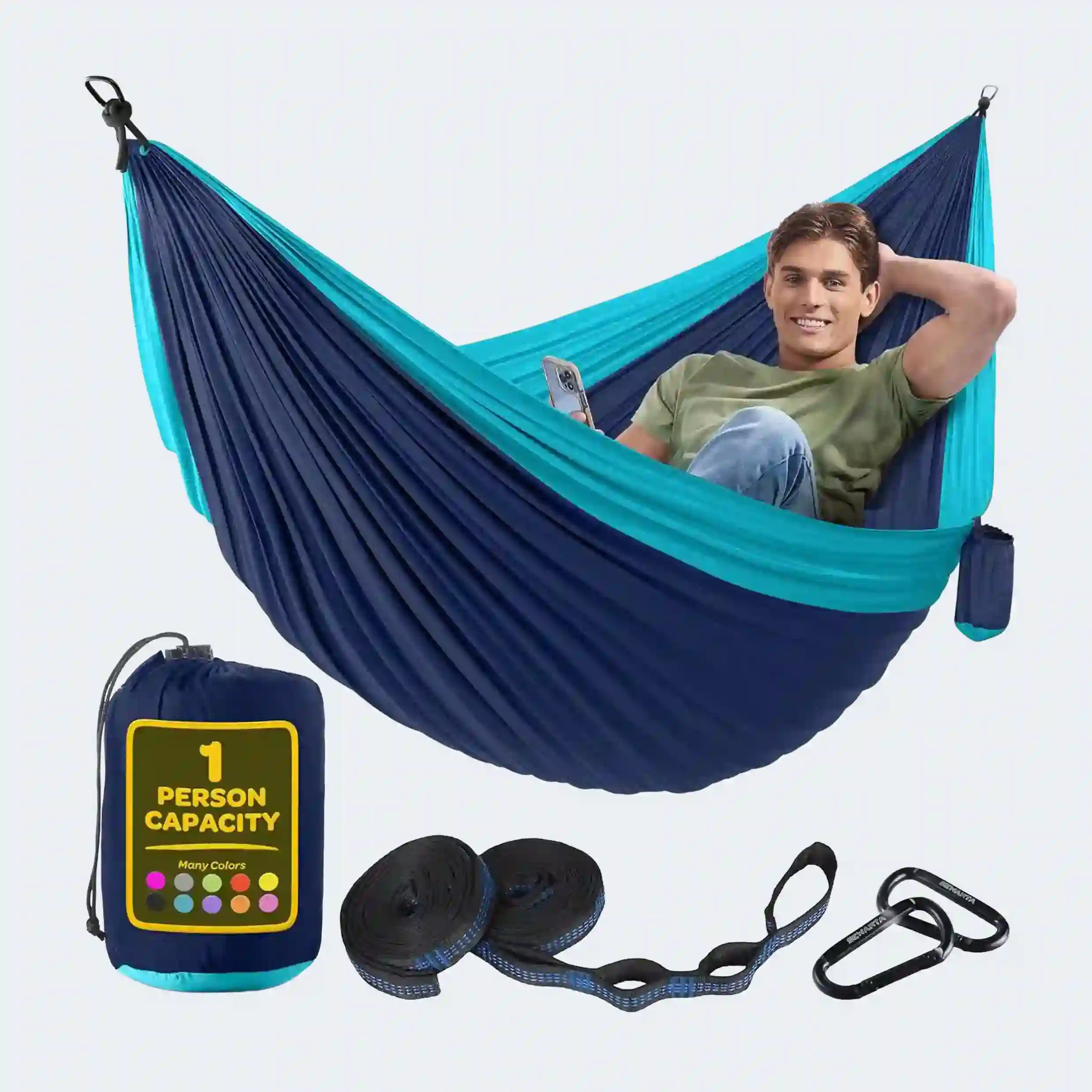 Hamaca portátil de nailon marino y azul celeste, con una persona relajándose en su interior, acompañada de su bolsa de transporte, correas de sujeción y mosquetones.