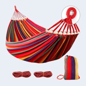 Hamaca de tela multicolor con barras de madera, cuerdas de sujeción rojas y bolsa de almacenamiento a juego.