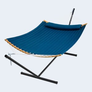 Hamaca acolchada azul marino con soporte metálico negro y almohada integrada para exteriores.