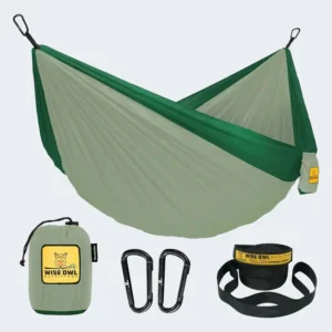 Hamaca de nailon en tonos verde claro y verde oscuro de la marca Wise Owl Outfitters, con bolsa de transporte, dos mosquetones y correas de instalación incluidas.