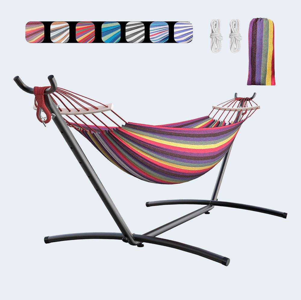 Hamaca multicolor con soporte de acero resistente, cuerdas de sujeción y bolsa de transporte incluida.