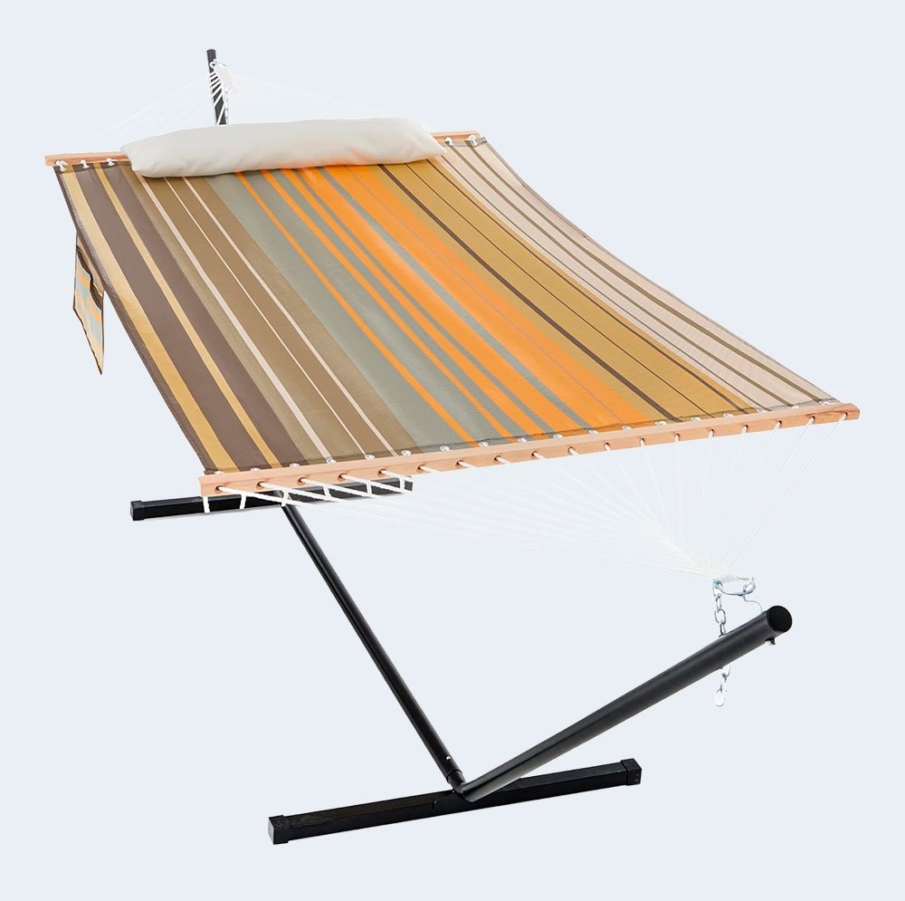 Hamaca a rayas en tonos tierra con soporte de acero y cojín incluido, ideal para exteriores.
