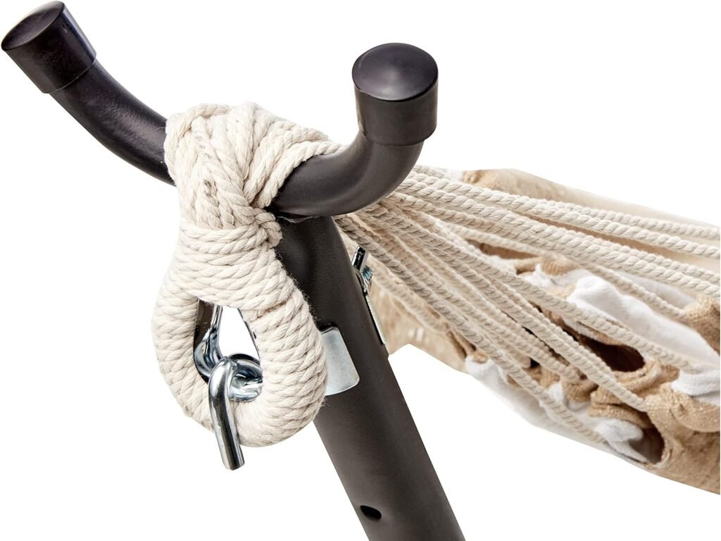 Detalle del sistema de amarre de hamaca de cuerda de algodón a soporte metálico con gancho de acero.