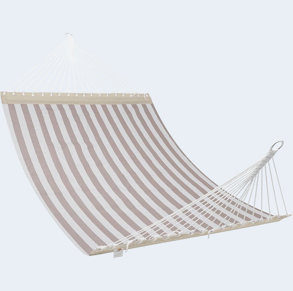 Hamaca colgante con diseño de rayas blancas y beige, sujeta con cuerdas blancas resistentes.