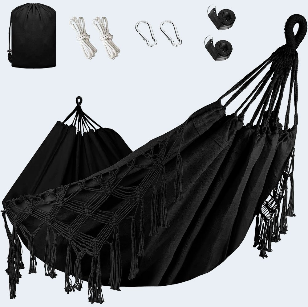 Hamaca colgante de tela negra con flecos decorativos, cuerdas, mosquetones, correas y bolsa de transporte.