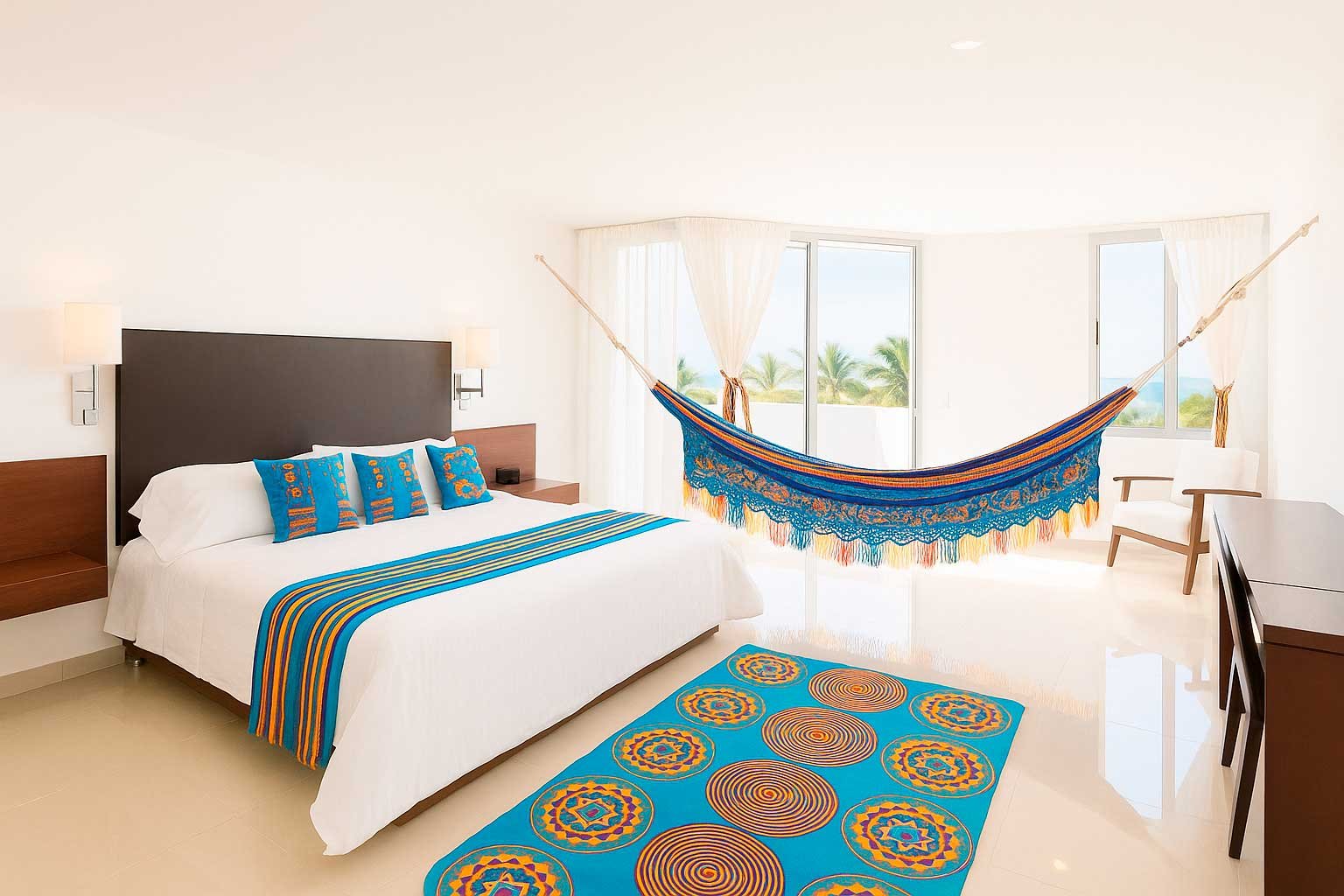 Habitación de hotel con cama, hamaca decorativa, ventanas amplias y vista al paisaje con palmeras